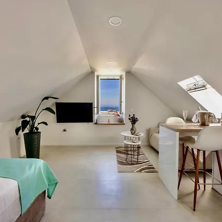 Newly And Modernly Renovated-studio Gilda-breathtaking Waterfront With Yacht Views Lejlighed